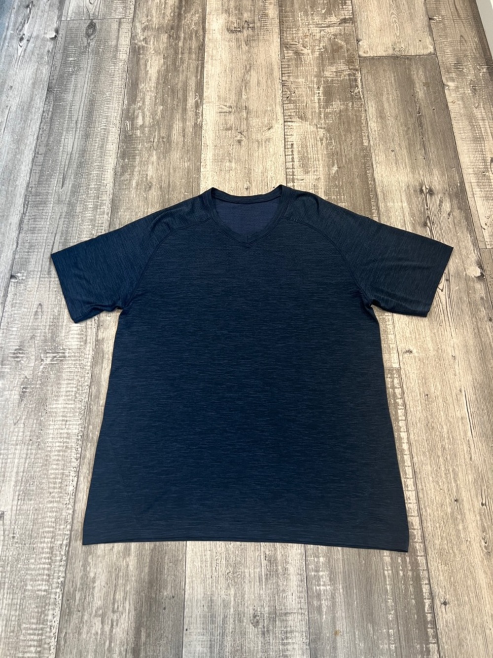 Lululemon Mens Metal Vent Tech Short Sleeve V-neck shirt. Size Large
